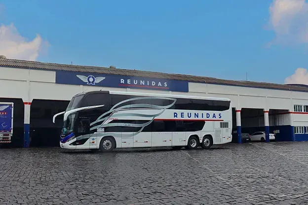 Os ônibus Marcopolo G8 contam com chassis Scania K410 6×2 e Volvo B460R (Divulgação)