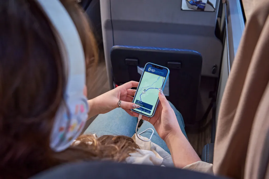 O passageiro pode acompanhar o trajeto do ônibus pelo celular (Divulgação)