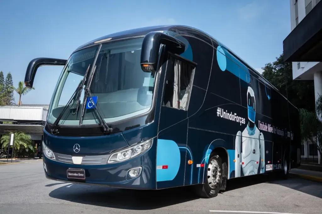 Dois ônibus da Mercedes-Benz, em parceria com a Cruz Vermelha Brasileira, partiram em diferentes roteiros (Divulgação)
