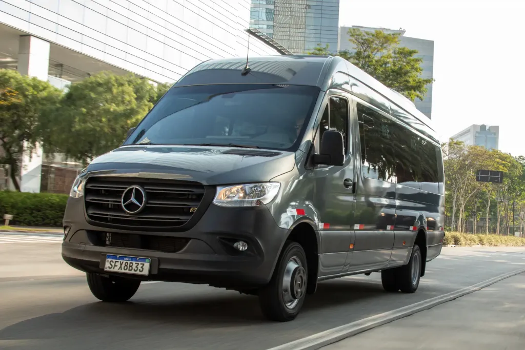 A linha Sprinter com novos equipamentos está disponível em toda a rede de concessionários do país (Divulgação)
