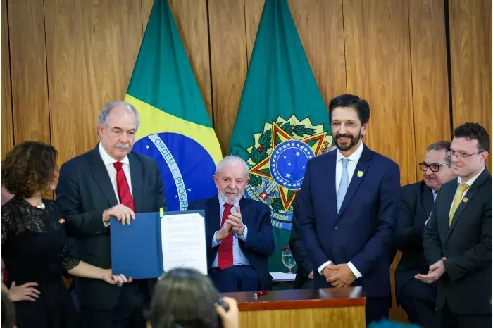 A prefeitura de São Paulo recebe recursos para aquisição de ônibus elétricos (Foto: Walterson Rosa/Divulgação BNDES)