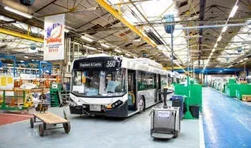 BYD ADL Enviro200EV – ônibus elétricos de um andar em produção em uma das fábricas da ADL (Divulgação)