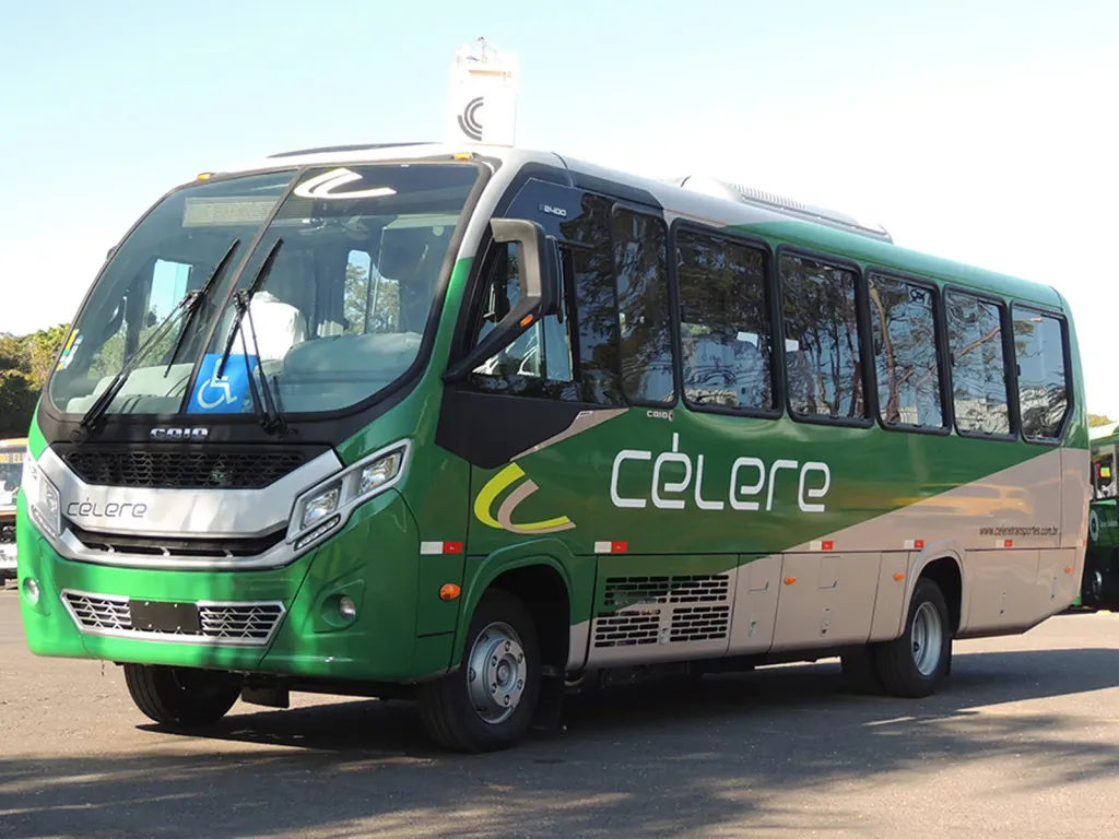 ônibus Foz F2400 com carroceria de modelo executivo (Divulgação)