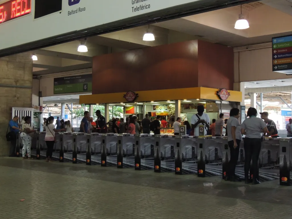 Para embarcar, basta aproximar o cartão Mastercard (sem contato) do validador