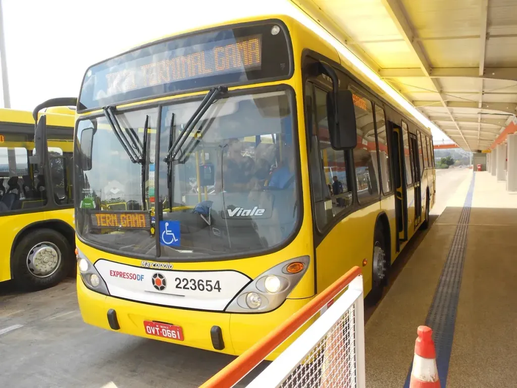 Ônibus em BRT de Brasília