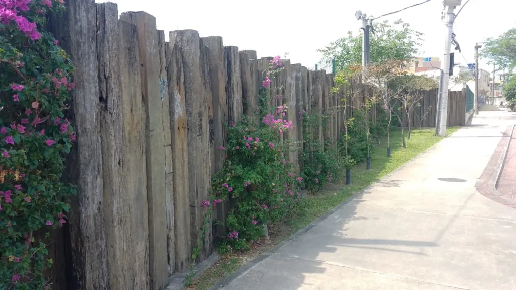 Os dormentes foram usados para cercamento do parque, fixação de grama e criação de uma trilha natural (Divulgação)