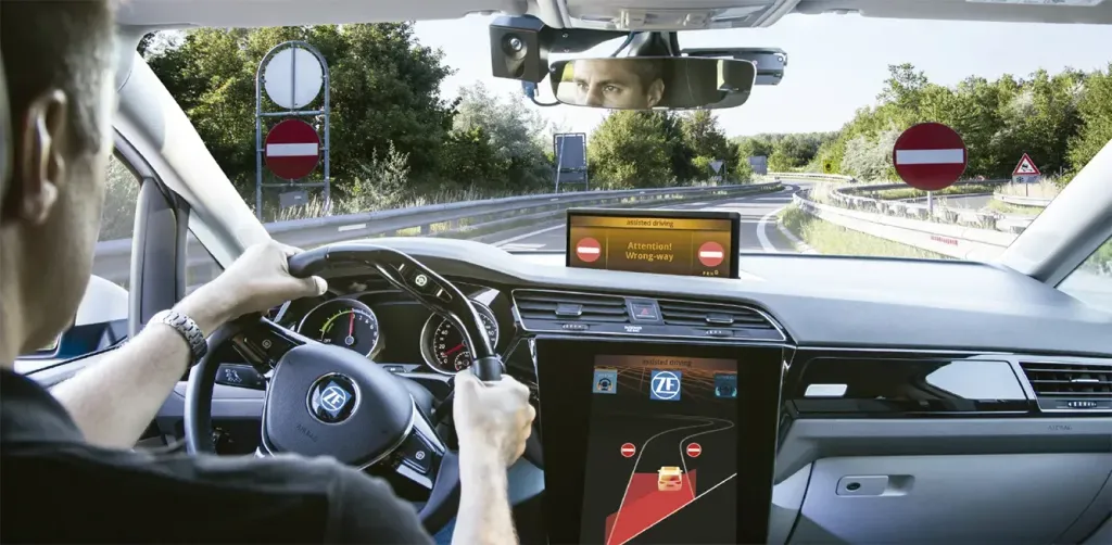 O Vision Zero Vehicle, veículo-conceito está equipado com sistemas inteligentes que assumem o comando da direção em caso de distração do motorista, além de evitar que alguém dirija na contramão