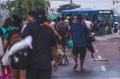 Ônibus foram utilizados para resgatar os desabrigados (Imagem: PMPA)