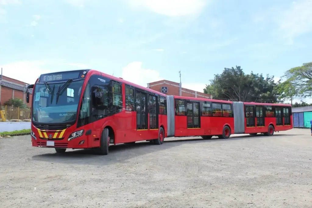 Modelos biarticulados Scania F340HA 8×2 CNG Euro VI entregues para o TransMilenio em março (Divulgação)