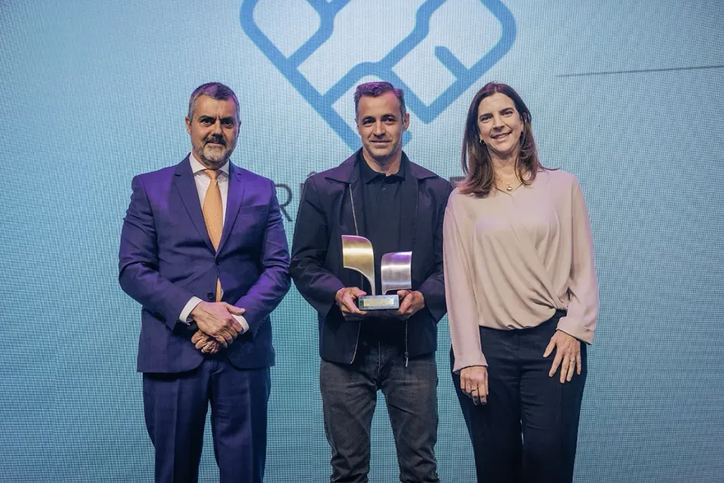 Devanir Magrini recebe o prêmio pela Transdata (Divulgação)
