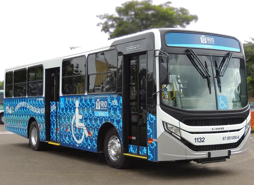 Além de transportar estudantes da rede pública, os ônibus também são destinados a pessoas com necessidades especiais (Divulgação)