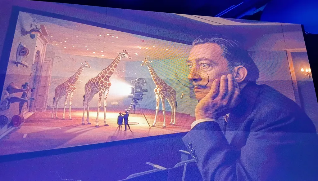 Slide apresentado por Lara Guedes mostra que a IA viabilizou projeto cinematográfico de Salvador Dalí impossível de ser realizado em 1937. (Foto: Alexandre Asquini)