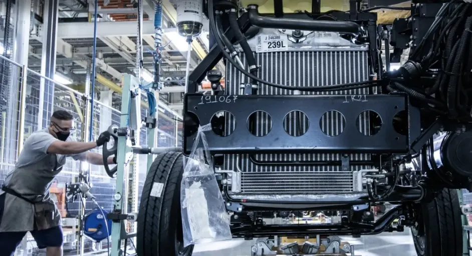 Produção de chassis  (Mercedes-Benz/Divulgação)