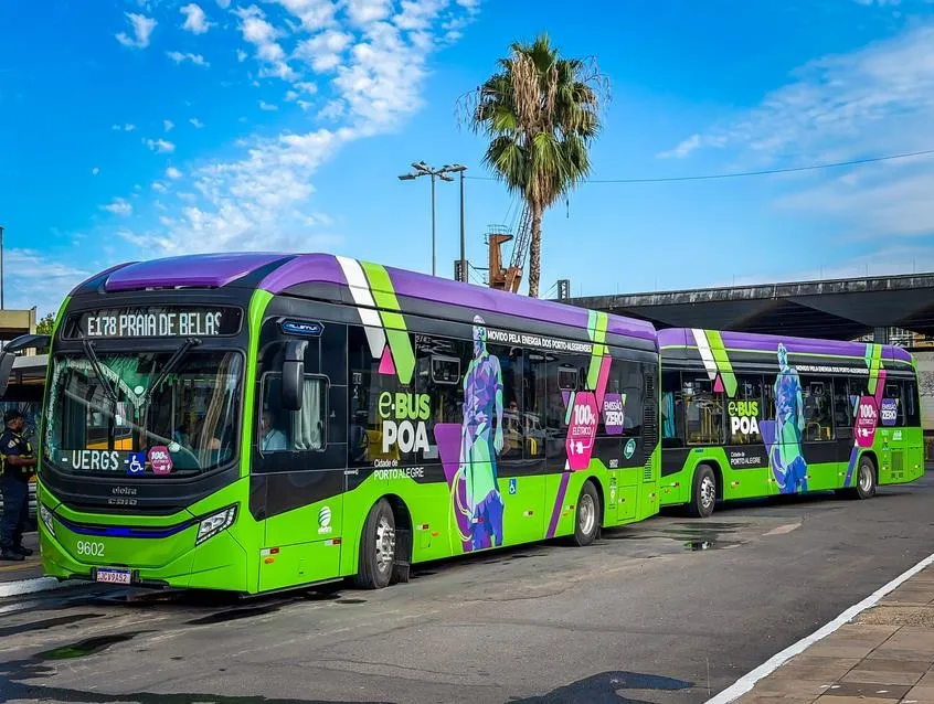 Ônibus elétricos em terminal de Porto Aelgre (Divulgação/PMPA)