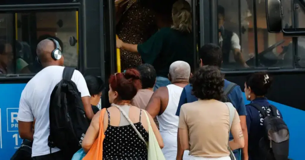 Pessoas buscam embarque em ônibus ubano (Fernando Frasão/Agência  Brasil)