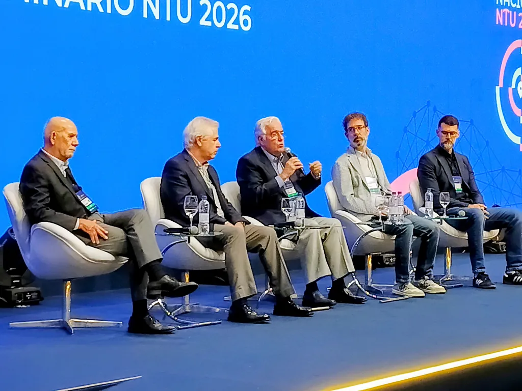 Na apresentação dos resumos dos painéis, Bicalho, Pinheiro, Christovam, Chevis e Barreira