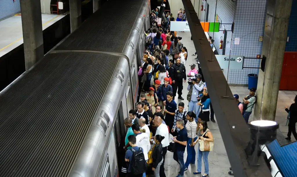 Passageiros  embarcam em uma composição. (Foto: Valter Campanato/Agência Brasil)