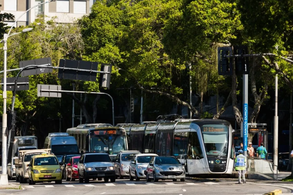VLT Carioca transita junto a ônibus e outros veículos (Foto: Divulação VLT Carioca)