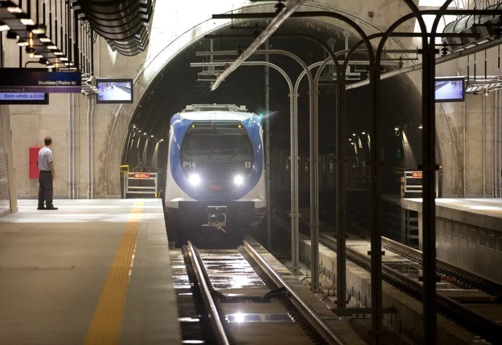 Composição de metrô em saída de túnel. (Divulgação: Governo do Estado de São Paulo)