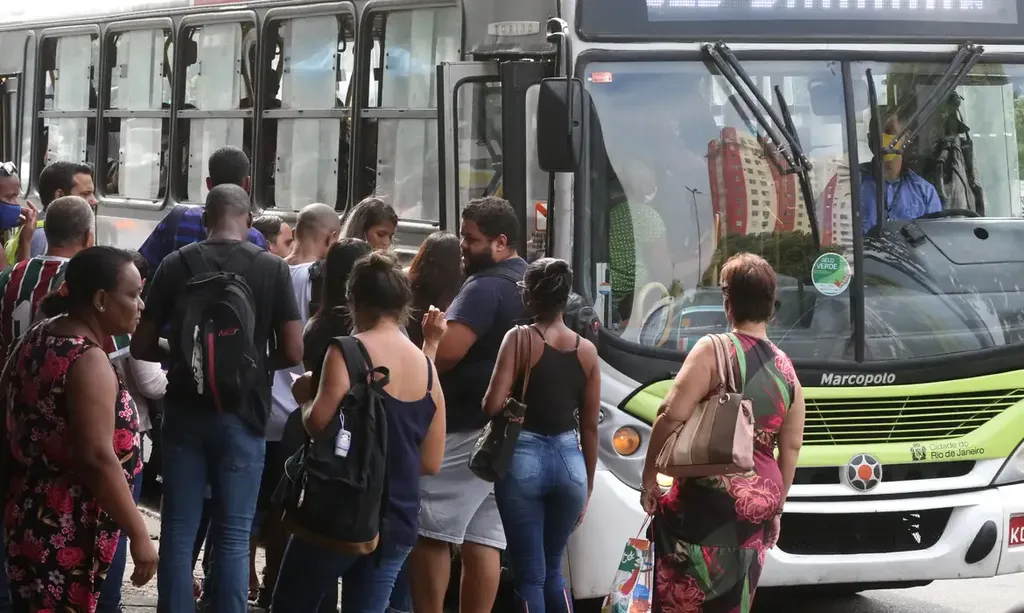 Pessoas buscam embarque em ônibus ubano (Tânia Rego/Agência  Brasil)