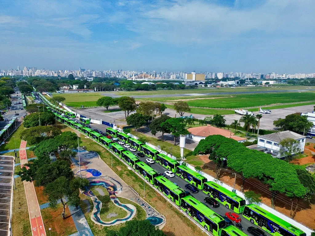 Ônibus elétricos paulistanos entregues no final de setembro (Foto: Sergio Barzaghi PrefSP)