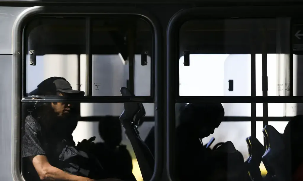 Passageiros no transporte público urbano (Agência Brasil/Marcelo Camargo)