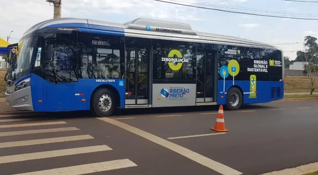O ônibus elétrico é movido a bateria de ferro-lítio (Divulgação)