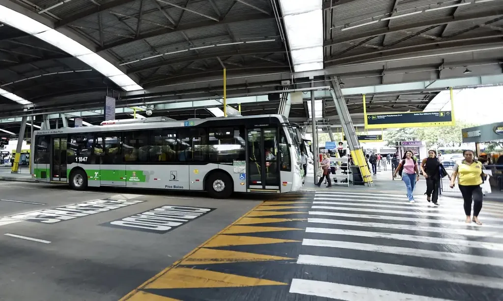 Terminal de ônibus em São Paulo (Foto: Paulo Pinto/Agência Brasil)