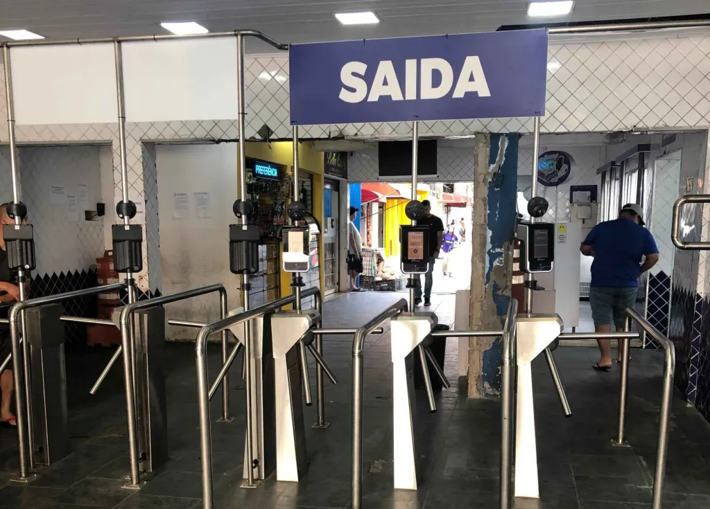 Os passageiros das catraias podem pagar com cartão e QR Code (Divulgação)