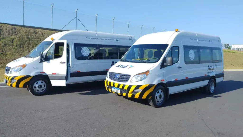Nove vans elétricas da JAC Motors farão o transporte dos passageiros (Divulgação)