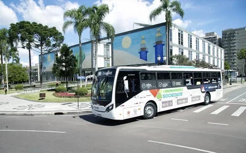 Ônibus movido a gás natural integra frota de Curitiba (Foto: Ricardo Marajó/SMCS)