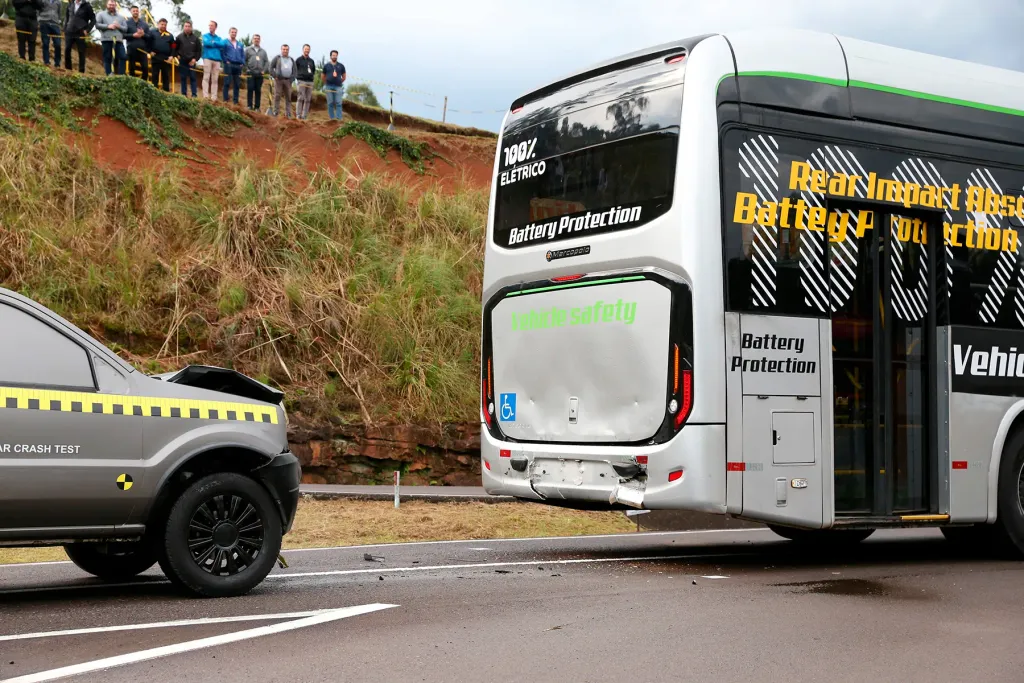 A Marcopolo realizou o primeiro crash test traseiro em um ônibus elétrico no país (Divulgação)