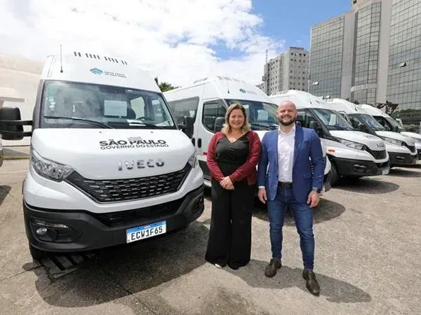 Aracélia Costa, secretária dos direitos da pessoa com deficiência de São Paulo, e Danilo Fetzner, diretor da Iveco Bus (Foto: Gaspar Nóbrega)