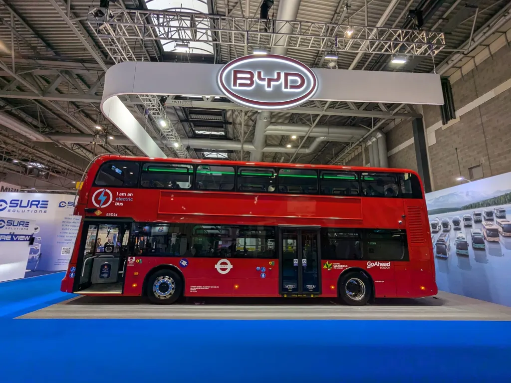 O novo ônibus tem capacidade para transportar até 90 passageiros (Divulgação)