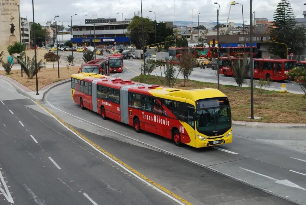 Ttransporte público tem que investir em sistema de rede, afirma o arquiteto Jaime Lerner
