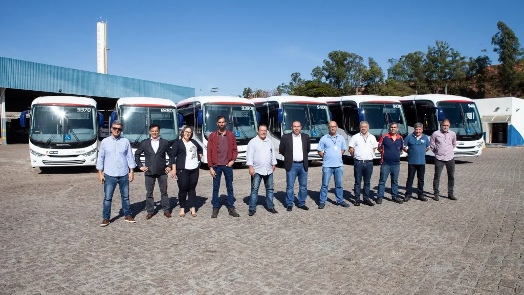 Entrega do primeiro lote com seis ônibus (Divulgação)