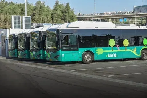 Ônibus elétricos de 12 metros da frota da Egged, em Israel (Divulgação)