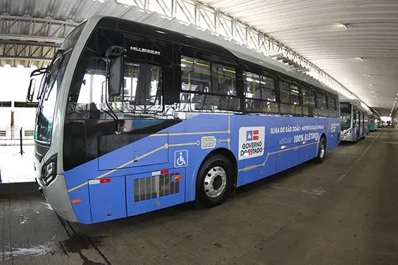 Movidos a bateria de fosfato ferro-lítio, os veículos elétricos possuem 250 quilômetros de autonomia (Divulgação)