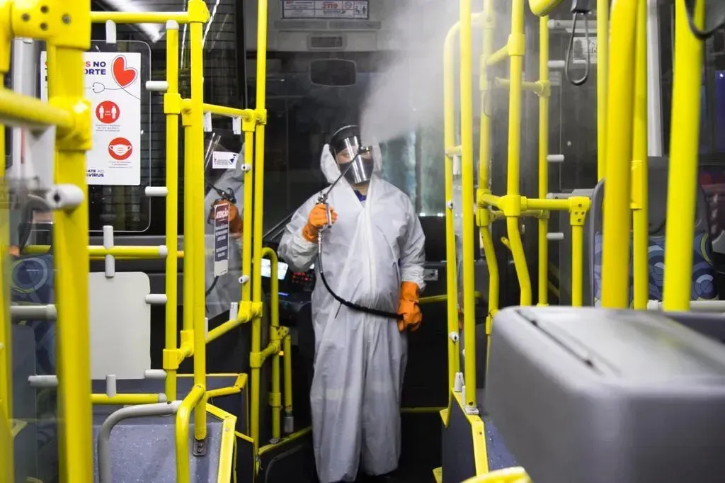 Higienização dos ônibus com a nova tecnologia de limpeza (Divulgação)