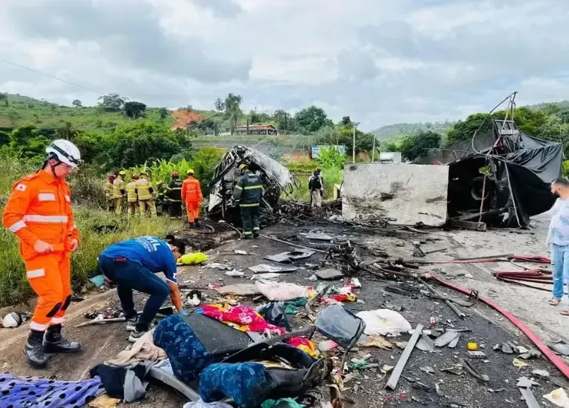 Corpo de bombeiros em meio aos destroços do ônibus na BR-116 (Crédito: Divulgação)
