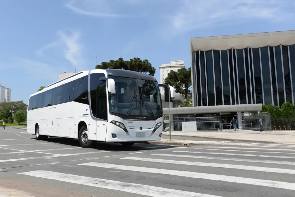 O Volvo B320R é equipado com o motor D8K Euro 6 (Divulgação)
