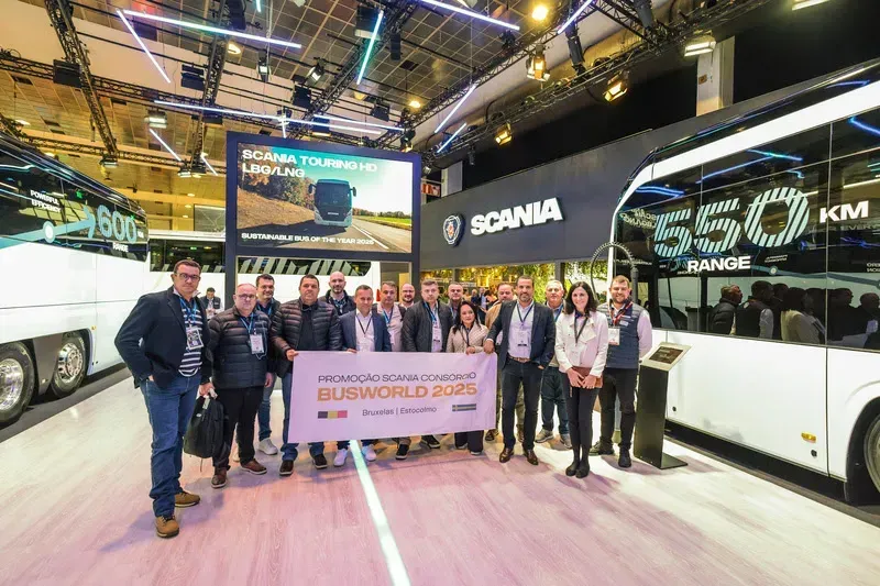 Grupo na Busworld 2025, em Bruxelas – estande Scania (Divulgação)