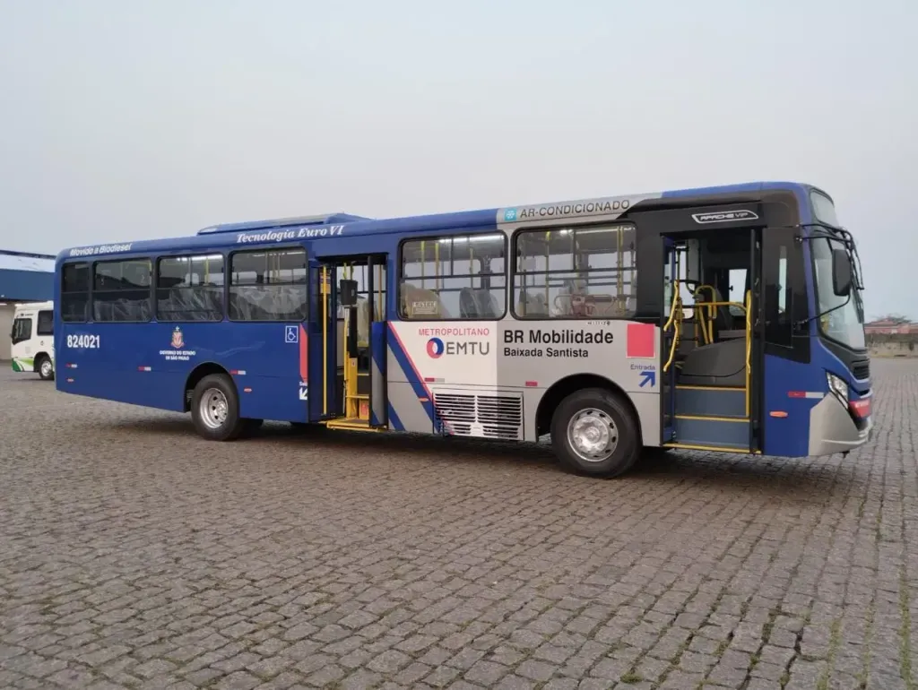 Os ônibus têm carroceria Caio Apache VIp e chassi Mercedes-Benz (Divulgação)
