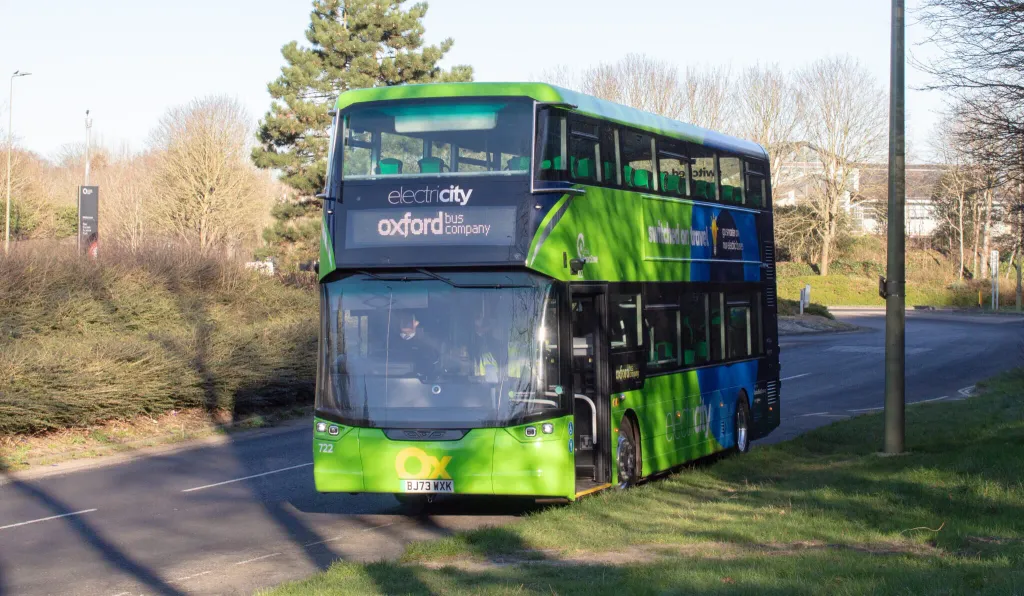 Ônibus elétrico em Oxford, Reino Unido (Go-Ahead Group)