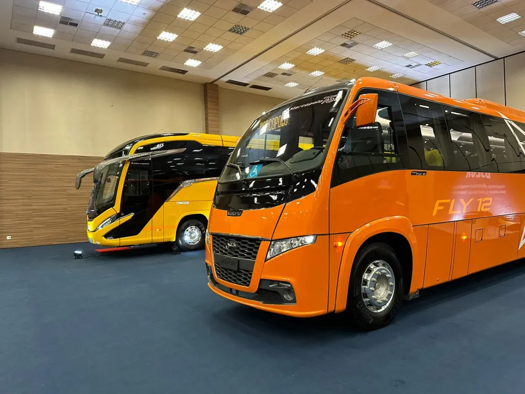 Paradiso G8 1200 e o recém-lançado micro-ônibus Volare Fly 12 (Divulgação)