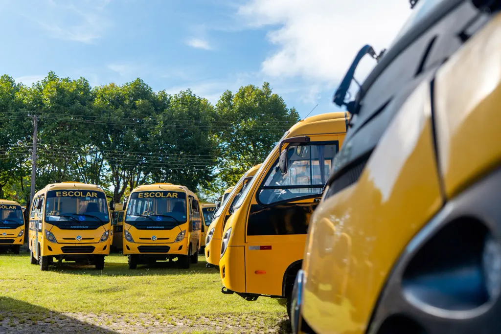 Nova frota de ônibus escolares beneficiará meio milhão de estudantes (Foto: SEED-PR)