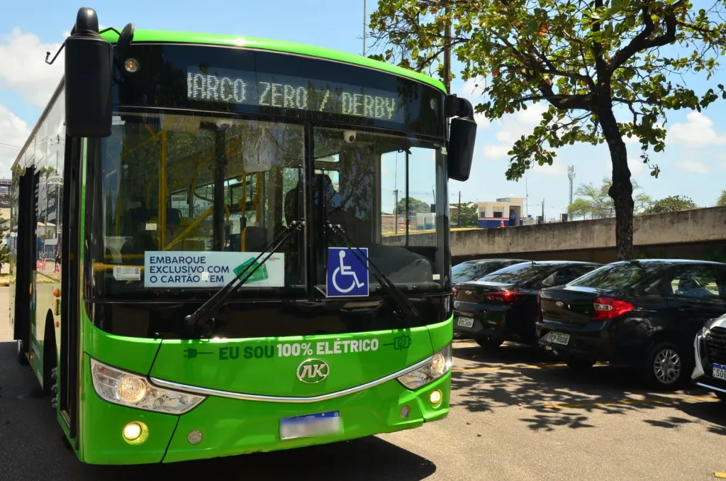 Micro-ônibus elétrico da Ankai (Foto: Paulo Maciel)