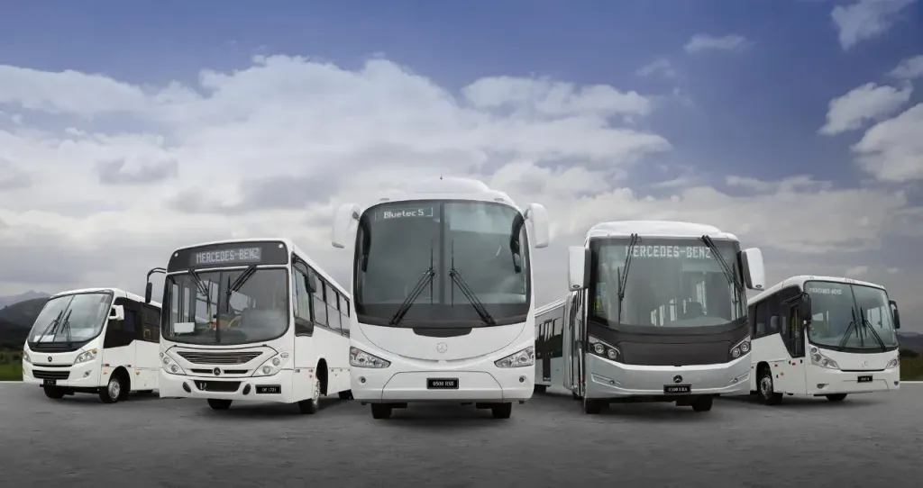 Cinco ônibus da linha Mercedes-Benz