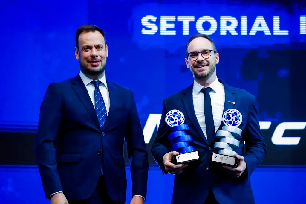 Juliano Leoratto, consultor de Operações Comerciais Mercado Externo da Marcopolo, recebe o troféu de Gabriel Isaacsson, representante Regional Sul Apex – Brasil (Divulgação)