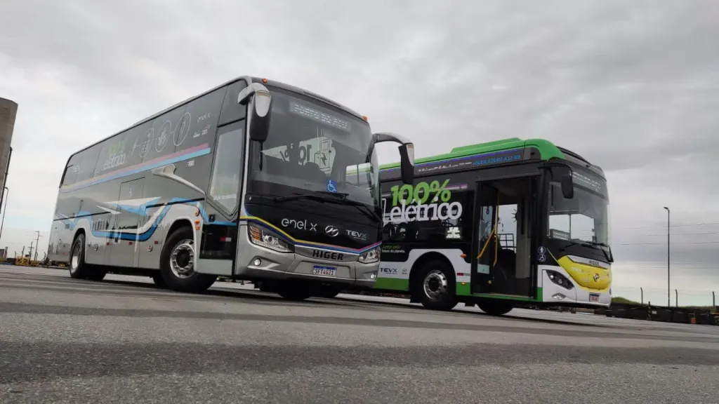 A Higer apresenta dois modelos: Azure A12 e FE10BR (Divulgação)